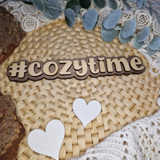 Liebe zum Cozy-Lifestyle – #COZYTIME
✨ Ob als Fotorequisite, Tischdeko oder in der Wohnzimmerecke – der Holz-Hashtag #COZYTIME bringt Wohlfühlatmosphäre in jede Szene.
Seine Größe von 16 x 3 cm ist perfekt für Flatlays, Instagram-Posts oder kreative Home-Shootings.
☕ Für alle, die es gerne hyggelig haben: Setze dein Cozy-Statement stilvoll in Szene!