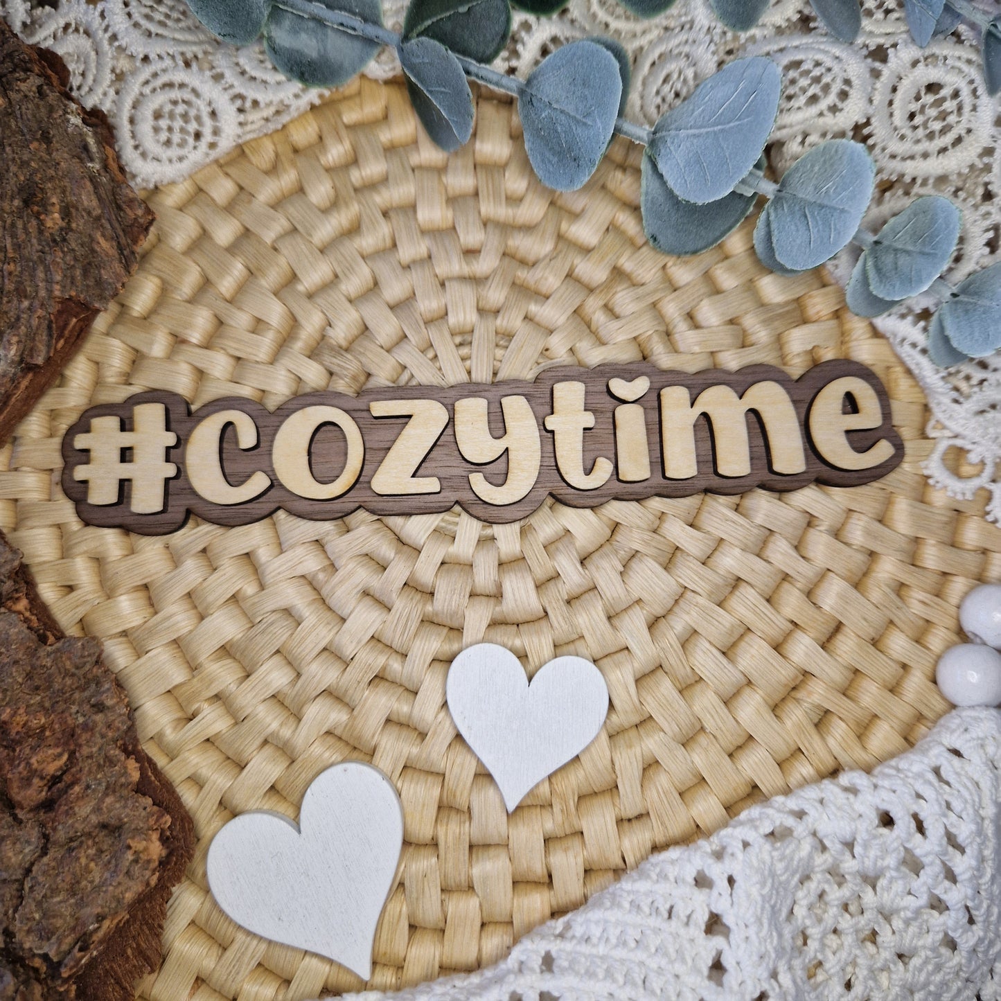 Hygge-Momente in Holz – #COZYTIME
☕ Entdecke den Holz-Hashtag #COZYTIME für deine Wohlfühlmomente. Perfekt für Fotos, Deko und DIY-Projekte rund ums Thema Gemütlichkeit.
Mit 16 x 3 cm ist er handlich und vielseitig einsetzbar – ob bei Kerzenschein, mit einem guten Buch oder einer warmen Decke.
📸 Ideal für Instagram & Co., um dein Hygge-Feeling festzuhalten.