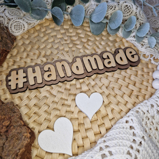 Kreativität in Szene setzen – #HANDMADE
🌟 Mit dem Holzschriftzug #HANDMADE präsentierst du deine DIY-Werke stilvoll.
Ideal für Produktbilder, Messetische oder als charmante Handmade-Deko.