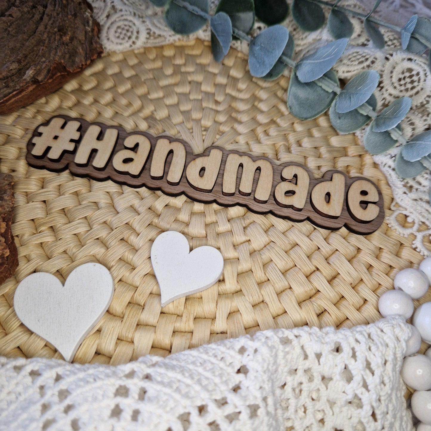 Dein kreatives Label – #HANDMADE
🎨 Der Hashtag #HANDMADE aus Holz ist perfekt für kreative Produktpräsentationen.
Mit 16 x 3 cm ein vielseitiges Accessoire für Fotos und Ausstellungen.