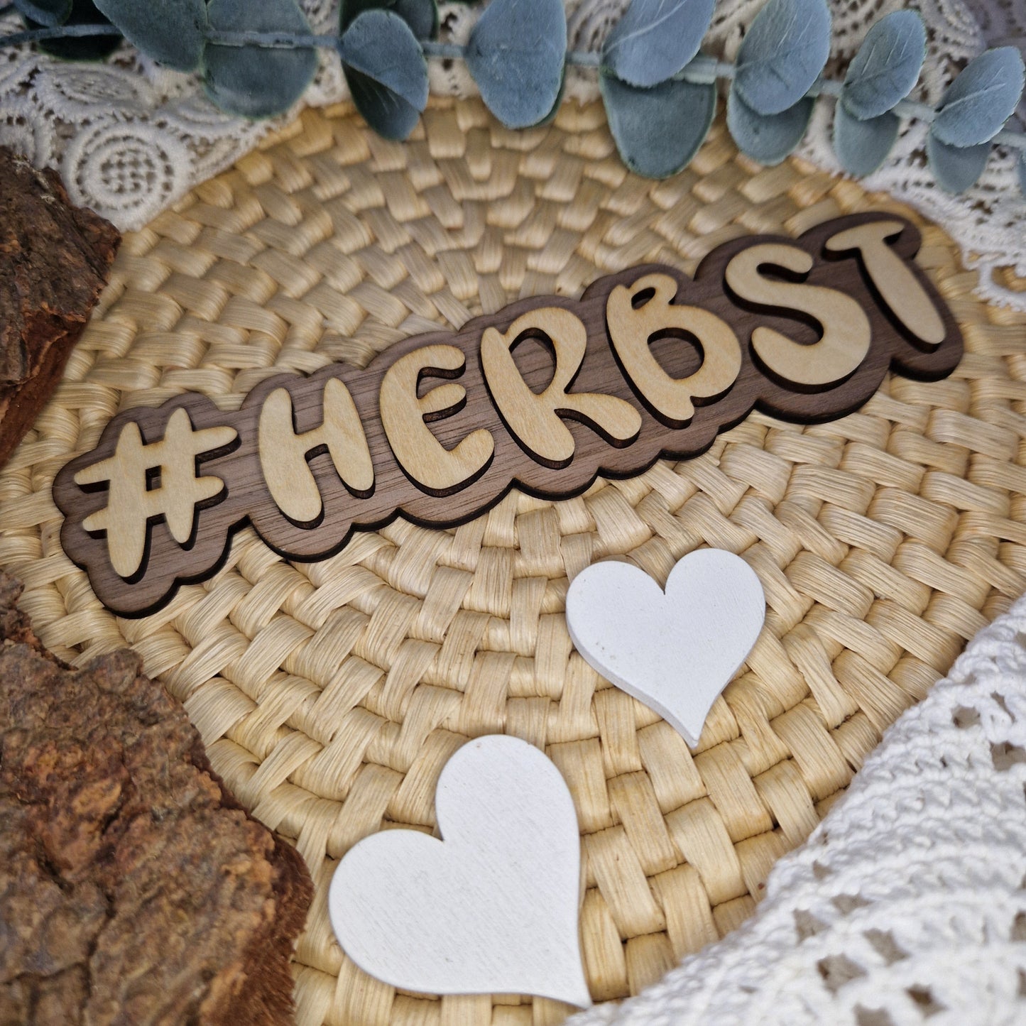 Natürliche Herbst-Deko – #HERBST aus Holz
🍂 Dein Statement für den Herbst: Der dekorative Holzschriftzug #HERBST ist ein Must-have für saisonale Dekorationen, DIY-Projekte und stimmungsvolle Produktfotos.
Mit 16 x 4 cm ist er handlich, vielseitig und lässt sich wunderbar mit Blättergirlanden, Windlichtern und Kürbissen kombinieren.
Perfekt für Social Media, Etsy-Shops oder einfach als charmante Tisch- oder Regal-Deko.