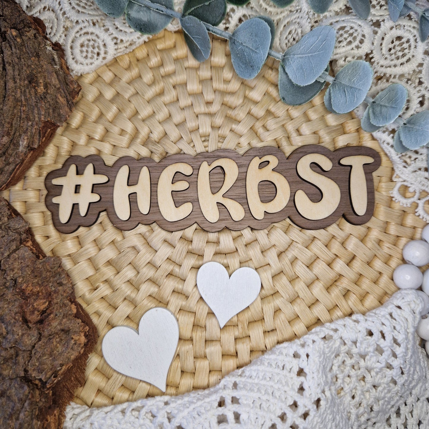 Liebe zum Herbst zeigen – mit #HERBST
✨ Ob als Fotorequisite, Tischdeko oder im Schaufenster – der Holz-Hashtag #HERBST bringt Wärme und Gemütlichkeit in jede Szene.
Seine Größe von 16 x 4 cm macht ihn ideal für Flatlays, Instagram-Posts oder kreative Herbstshootings.
Die natürliche Holzoptik harmoniert perfekt mit saisonalen Accessoires wie Eicheln, Blättern und Kerzen.
🍁 Für alle Herbstliebhaber: Setze dein Lieblings-Hashtag stilvoll in Szene!