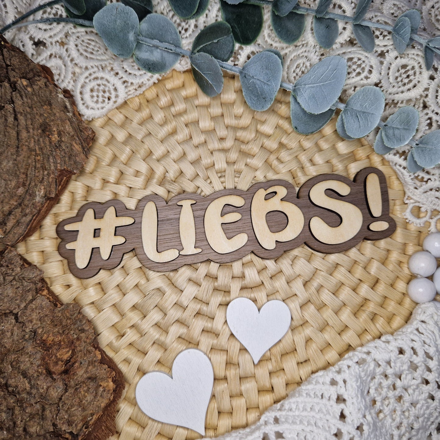 Einfach liebenswert – #LIEBS!
🌟 Der Holz-Hashtag #LIEBS! bringt deine Lieblingsprojekte perfekt zur Geltung.
Mit 16 x 4 cm ideal für Flatlays, Social Media & Produktfotos.