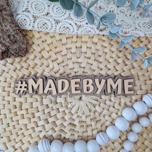 Holzschriftzug #MADEBYME auf geflochtener Unterlage mit stilvoller Deko – ideal für Flatlay-Bilder handgemachter Produkte.