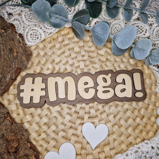 Dein Statement – #MEGA
🌟 Der Holz-Hashtag #MEGA sorgt für maximale Aufmerksamkeit in deinen Fotos.
Mit 15 x 4 cm ideal für Flatlays, Social Media & Deko.