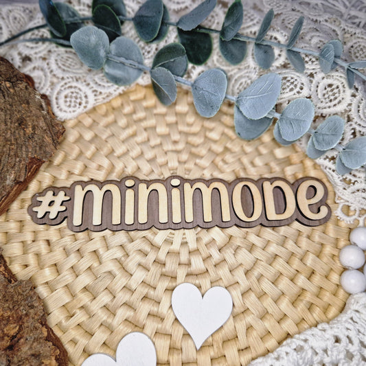 Kreative Kinderoutfits – #MINIMODE
Mit dem Holzschriftzug #MINIMODE präsentierst du Kinder- und Baby-Mode liebevoll.
Perfekt für Produktbilder, Blogs oder als Shooting-Requisite.