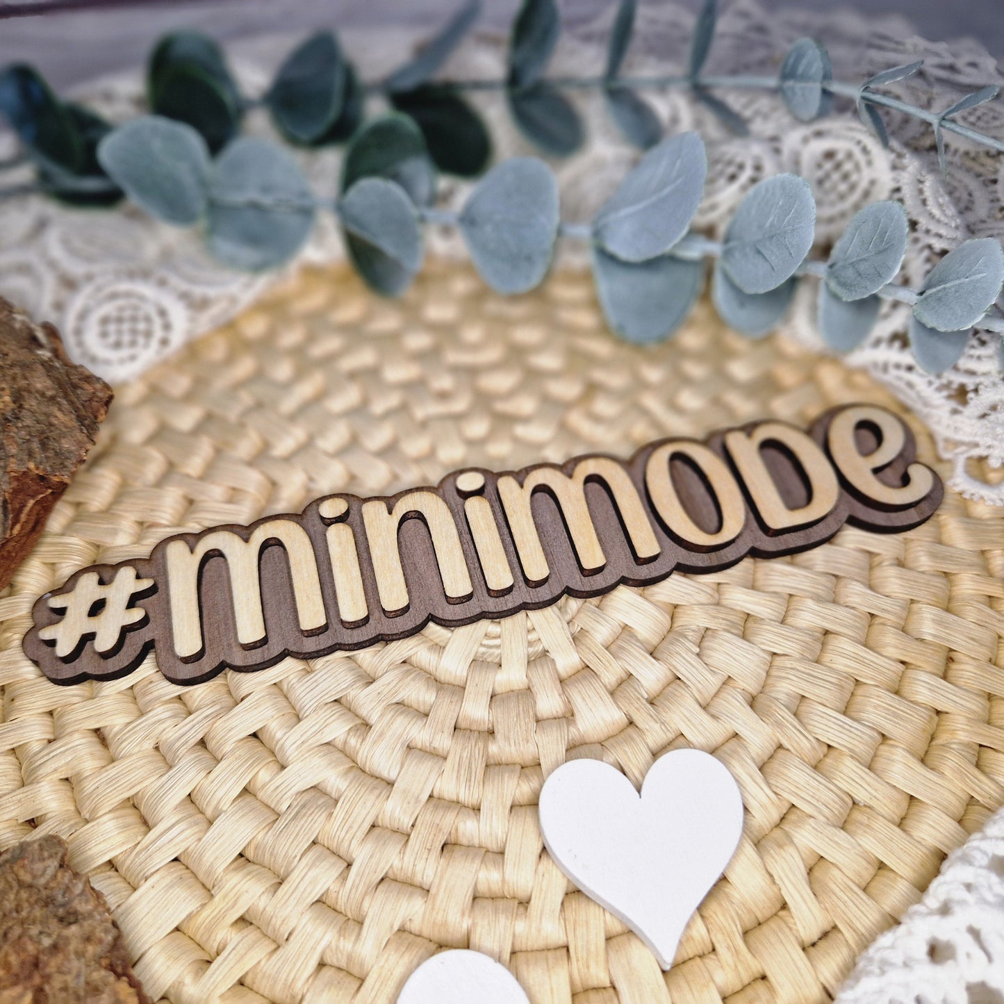 Mode für die Kleinsten – #MINIMODE
👕 Der Hashtag #MINIMODE verleiht deinen Kinderoutfits eine besondere Note.
Mit 16 x 3 cm perfekt für süße Flatlay-Präsentationen.