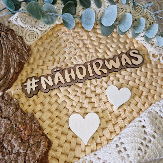 Kreativität zeigen – #NÄHDIRWAS
🌟 Mit dem Holzschriftzug #NÄHDIRWAS präsentierst du deine Werke gekonnt.
Perfekt für Produktbilder, Messestände oder als Handmade-Deko.