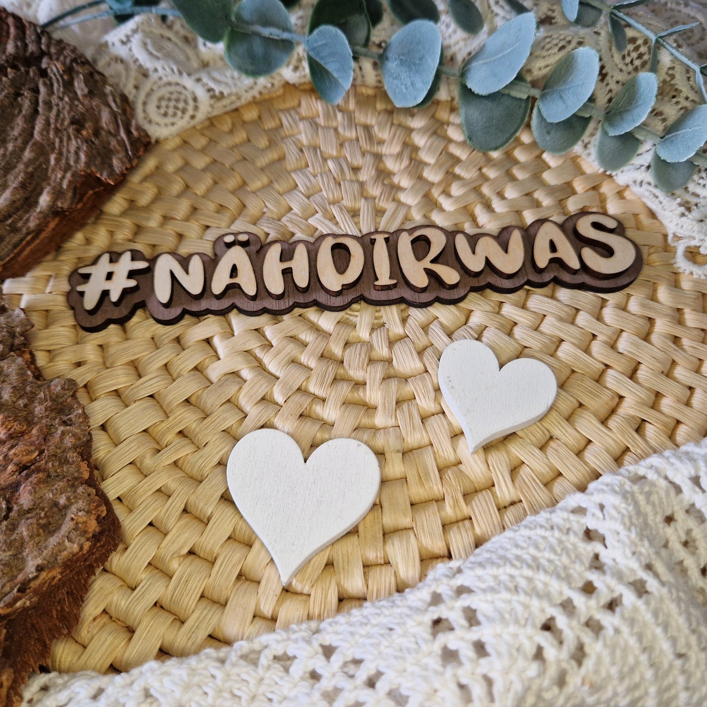 Nähen mit Herz – #NÄHDIRWAS
🧵 Der Hashtag #NÄHDIRWAS ist ein echtes Statement für deine Leidenschaft.
Mit 16 x 3 cm die ideale Größe für kreative Präsentationen.