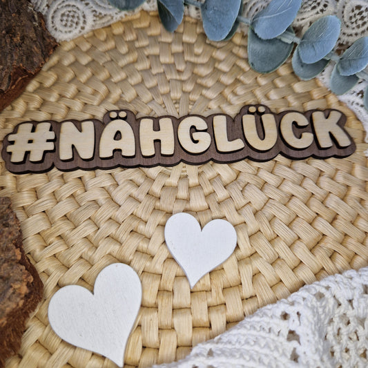 Kreatives Statement – #NÄHGLÜCK
🌟 Mit dem Holzschriftzug #NÄHGLÜCK setzt du deine Nähwerke perfekt in Szene.
Ob für Produktbilder oder als charmante Tischdeko im Nähbereich – immer ein Blickfang.