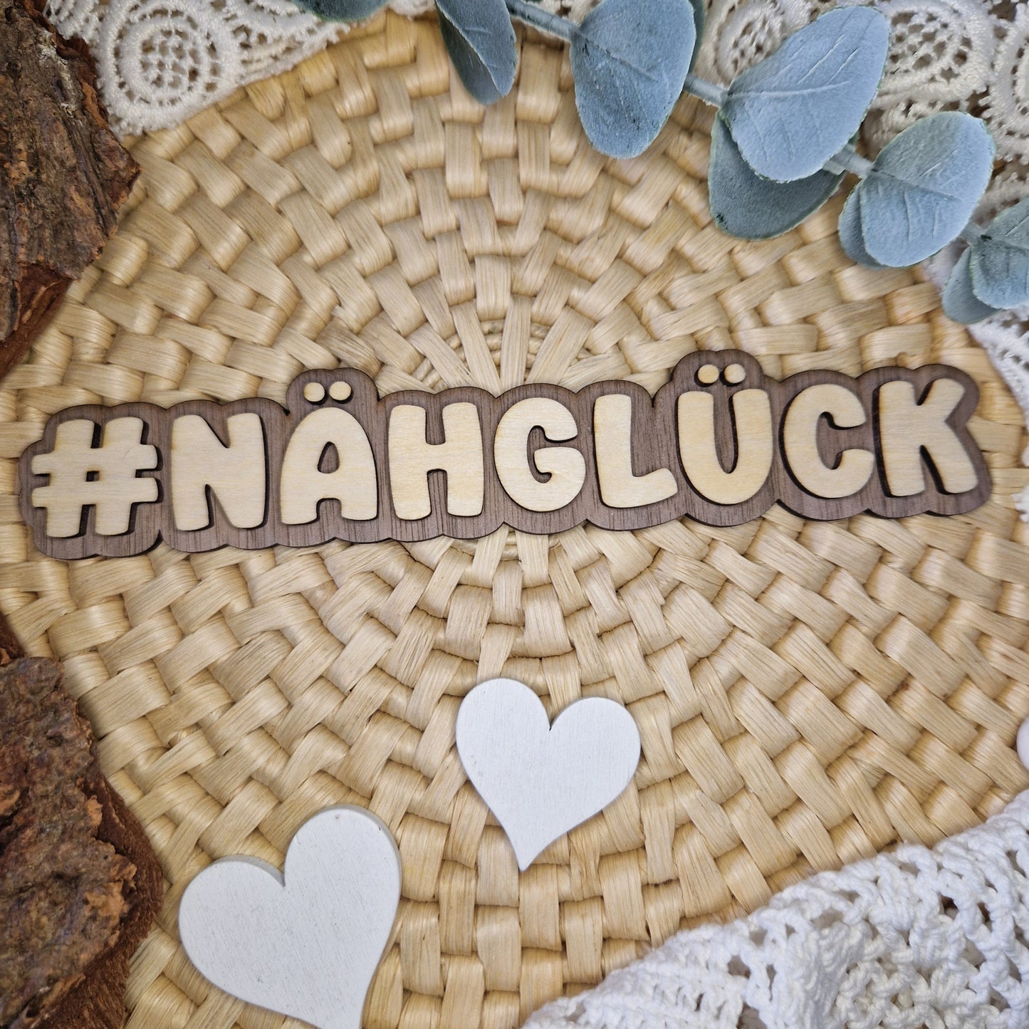 Pure Nähfreude – #NÄHGLÜCK
Der Holz-Hashtag #NÄHGLÜCK bringt deine Liebe zum Nähen perfekt zum Ausdruck.
Mit 16 x 3 cm ideal für Flatlays, Social Media und deine Nähzimmer-Deko.
