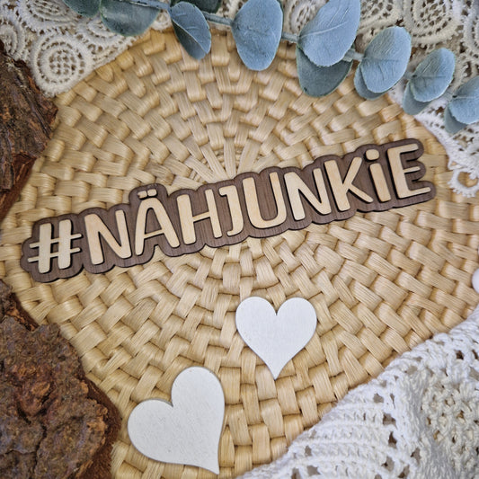 Dein kreatives Label – #NÄHJUNKIE
🌟 Mit dem Holzschriftzug #NÄHJUNKIE setzt du deine Werke perfekt in Szene.
Ob für Produktbilder, Messestände oder als charmante Handmade-Deko.