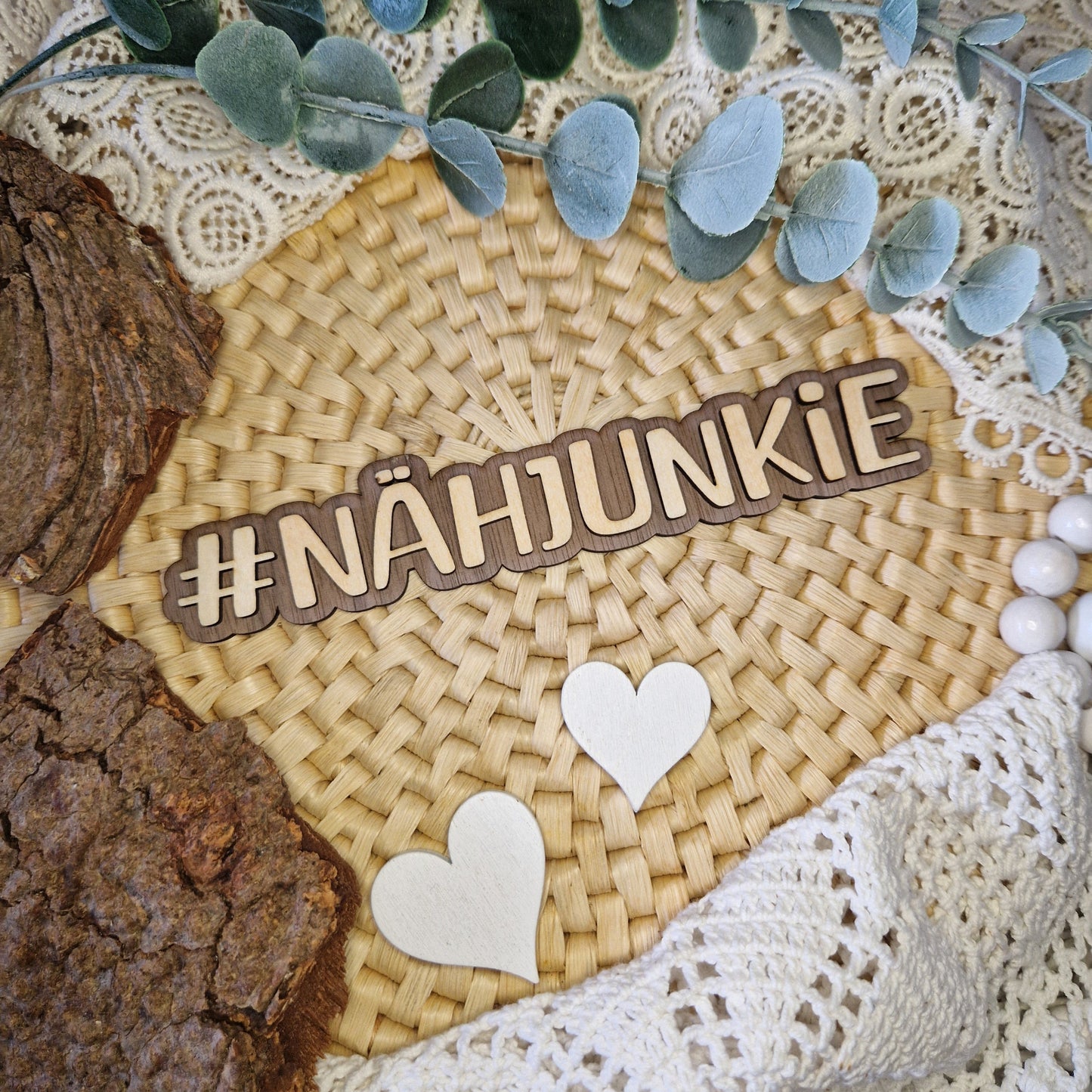 Für unendliche Kreativität – #NÄHJUNKIE
🧵 Der Hashtag #NÄHJUNKIE zeigt sofort, wofür dein Herz schlägt.
Mit 16 x 3 cm die perfekte Größe für Fotos & kreative Präsentationen.