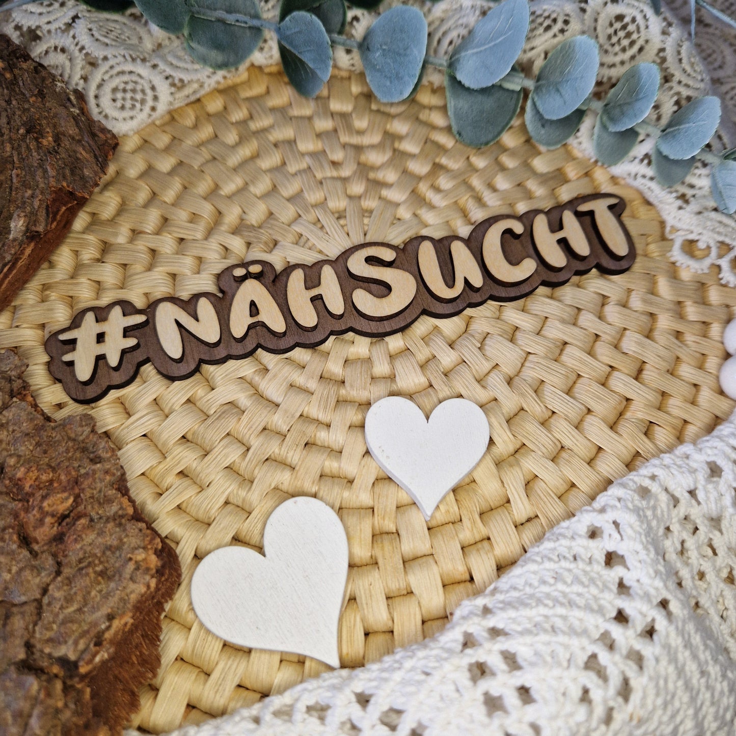 Dein Näherherz in Holz – #NÄHSUCHT
🧵 Der Hashtag #NÄHSUCHT zeigt auf einen Blick, wofür dein Herz schlägt.
Mit 16 x 3 cm die perfekte Größe für Fotos & kreative Präsentationen.
