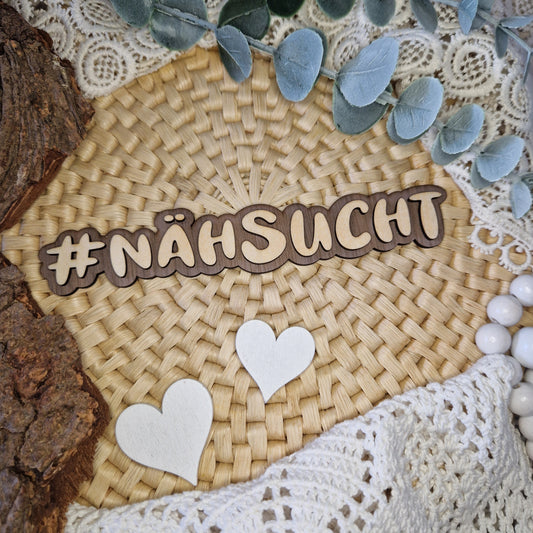 Kreatives Statement – #NÄHSUCHT
🌟 Mit dem Holzschriftzug #NÄHSUCHT setzt du deine Nähwerke gekonnt in Szene.
Perfekt für Produktbilder, Social Media oder als charmante Tischdeko im Nähbereich.