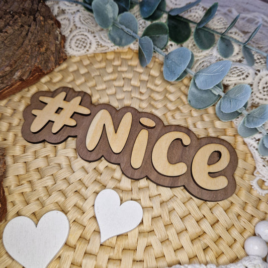 Trendige Holzdeko – #NICE
🌟 Mit dem Holzschriftzug #NICE setzt du Akzente in deinen Bildern und deiner Deko.
Ob auf dem Schreibtisch, im Regal oder in Flatlays – dieser Hashtag verleiht deinem Setting eine moderne, stilvolle Note.
Perfekt kombinierbar mit Pflanzen, Kerzen, Accessoires oder DIY-Projekten.
