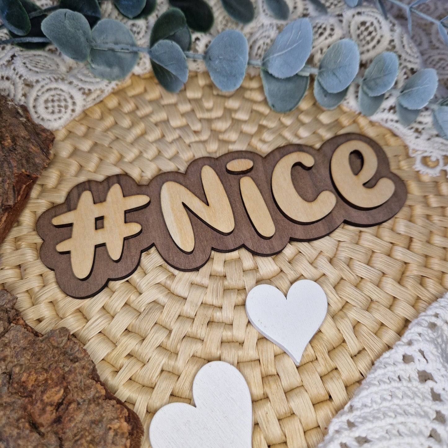 Stylisch & vielseitig – #NICE
✨ Der Holz-Hashtag #NICE ist ein echtes Allroundtalent: Ob für Food-Fotos, Modeaufnahmen oder kreative Projekte – er passt immer.
Mit 15 x 5 cm genau die richtige Größe, um auf Fotos und in Deko-Szenen zu wirken.