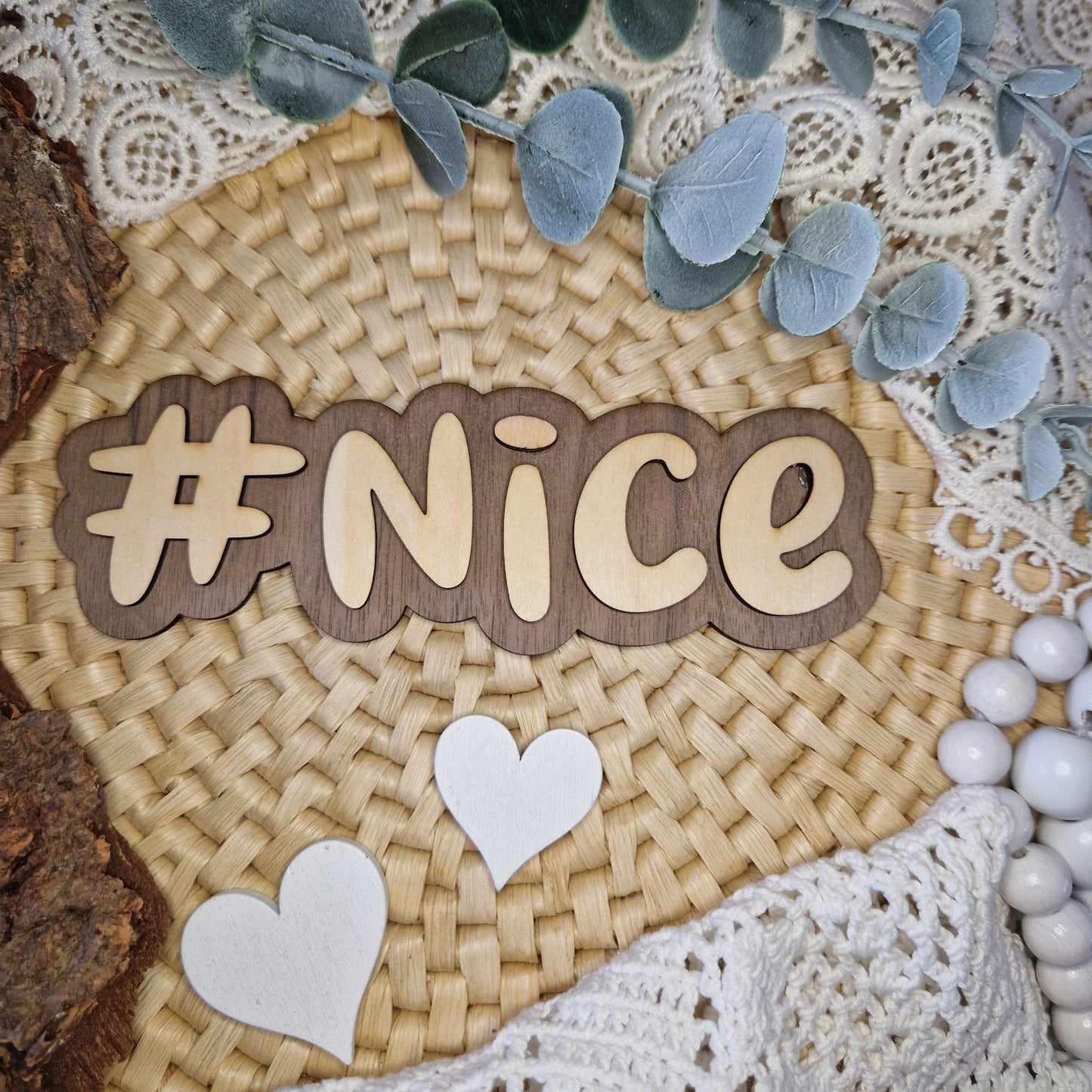 Cooles Statement in Holz – #NICE
😎 Der Holz-Hashtag #NICE ist das perfekte Accessoire für moderne Fotografie, Lifestyle-Deko und trendige Produktpräsentationen.
Mit 15 x 5 cm ist er präsent, aber dennoch vielseitig – ein echter Blickfang für Social Media, Etsy oder deine Wohnung.