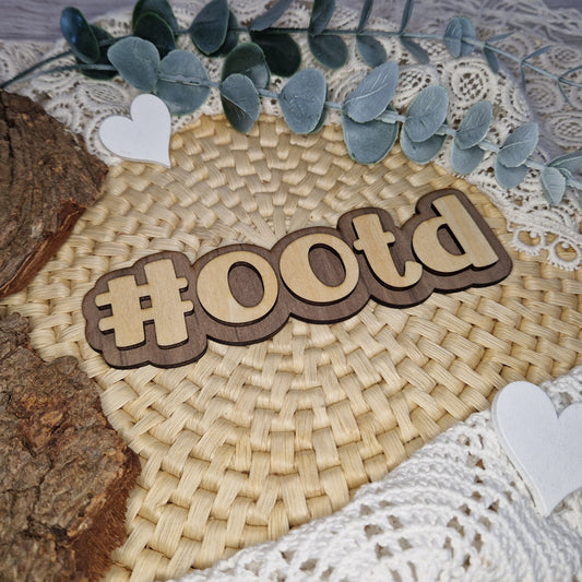 Trendy & kreativ – #OOTD
💃 Der Hashtag #OOTD verleiht deinen Outfitfotos einen angesagten Look.
Mit 15 x 4,5 cm die perfekte Größe für Fashion-Flatlays.