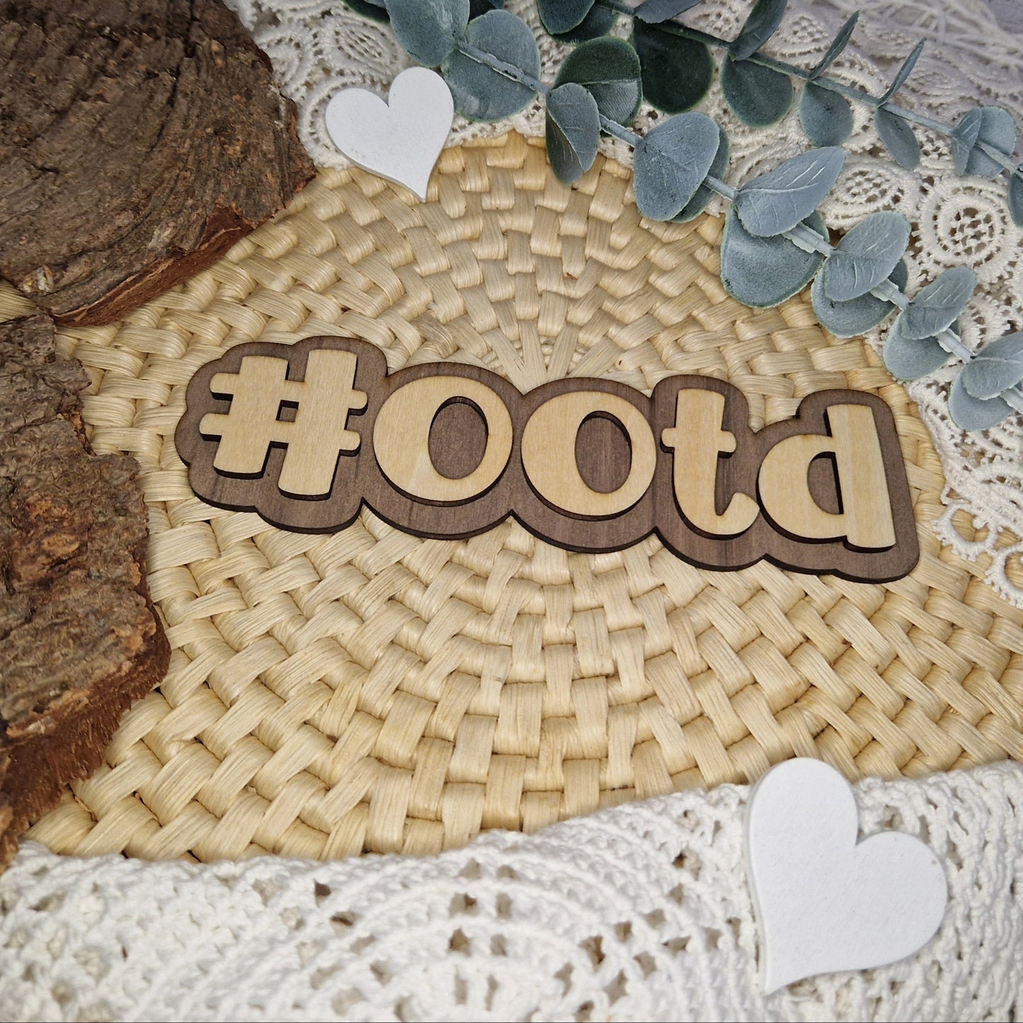 Dein Fashion-Statement – #OOTD
🌟 Der Holz-Hashtag #OOTD bringt deinen Look perfekt zur Geltung.
Mit 15 x 4,5 cm ideal für Flatlays, Social Media & Modefotografie.