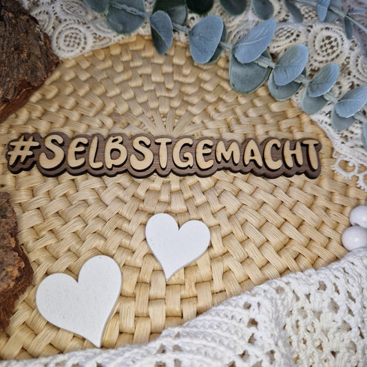 Kreativität zeigen – #SELBSTGEMACHT
Ob Nähprojekt, Makramee oder Holzarbeit – der dekorative Schriftzug #SELBSTGEMACHT bringt Persönlichkeit in deine Präsentationen.
Die 16 x 2,5 cm Größe macht ihn ideal für Produktbilder und Social Media.