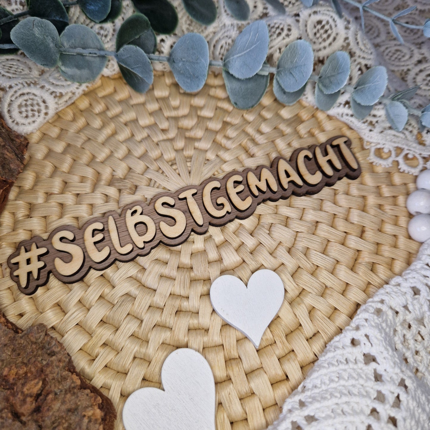 Dein Handmade-Label – #SELBSTGEMACHT
🎨 Mit dem Holzschriftzug #SELBSTGEMACHT machst du sofort sichtbar, dass dein Werk echte Handarbeit ist.
Mit 16 x 2,5 cm die perfekte Größe für Flatlays, Etsy-Produkte oder DIY-Deko.