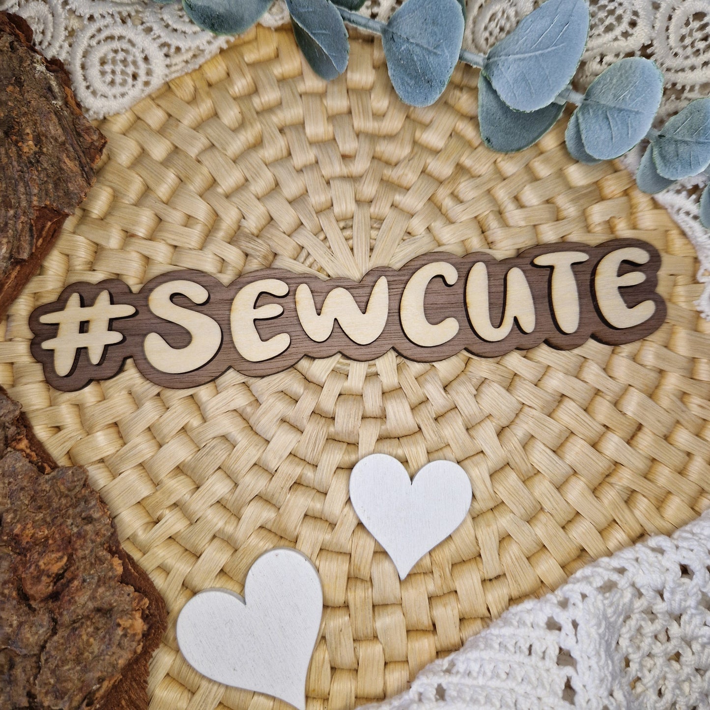 üße Nähmomente in Szene setzen – #SEWCUTE
✨ Ob als Fotorequisite, Tischdeko im Nähzimmer oder für deinen Shop – der Holz-Hashtag #SEWCUTE sorgt für den extra Handmade-Charme.
Mit 16 x 3 cm ideal für Produktbilder, Instagram-Posts oder als kleines Deko-Highlight in deiner Nähecke.