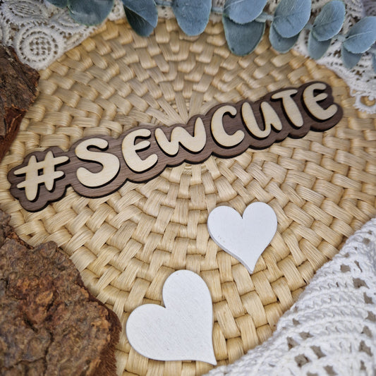 Handmade-Liebe zeigen – #SEWCUTE
🧵 Der Holz-Hashtag #SEWCUTE ist das perfekte Accessoire für alle, die ihre kreativen Nähprojekte stilvoll präsentieren wollen.
Mit 16 x 3 cm passt er wunderbar zu Stoffen, Garn und Nähzubehör – ideal für Flatlays, Etsy-Produkte und Social-Media-Posts.
Perfekt, um deine Handmade-Momente charmant festzuhalten.