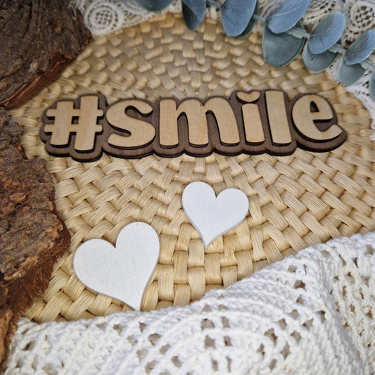 Positive Vibes in Holz – #SMILE
🌟 Mit dem Holzschriftzug #SMILE setzt du ein Zeichen für Freude und Leichtigkeit.
Perfekt für Produktfotos, Tischdeko oder als Blickfang in deinem Kreativbereich.