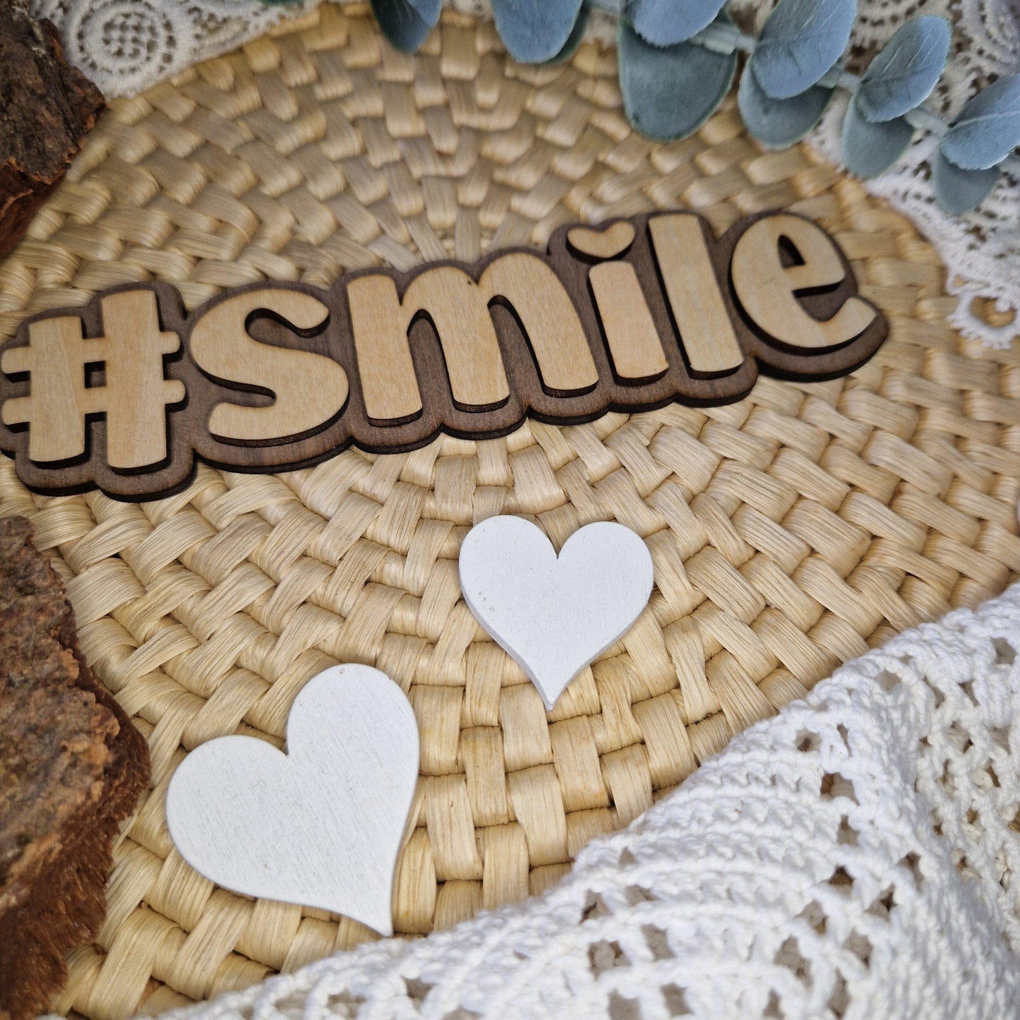 Dein Gute-Laune-Accessoire – #SMILE
😊 Ob für Instagram-Posts, Etsy-Produkte oder gemütliche Dekoecken – der Holz-Hashtag #SMILE macht einfach happy.
Mit 15 x 4 cm vielseitig einsetzbar und leicht zu kombinieren.
