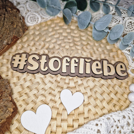 Kreativität beginnt mit Stoff – #STOFFLIEBE
Mit dem Holzschriftzug #STOFFLIEBE präsentierst du Stoffe und DIY-Projekte mit Stil.
Perfekt für Produktbilder, Nähblogs oder als Shooting-Requisite.