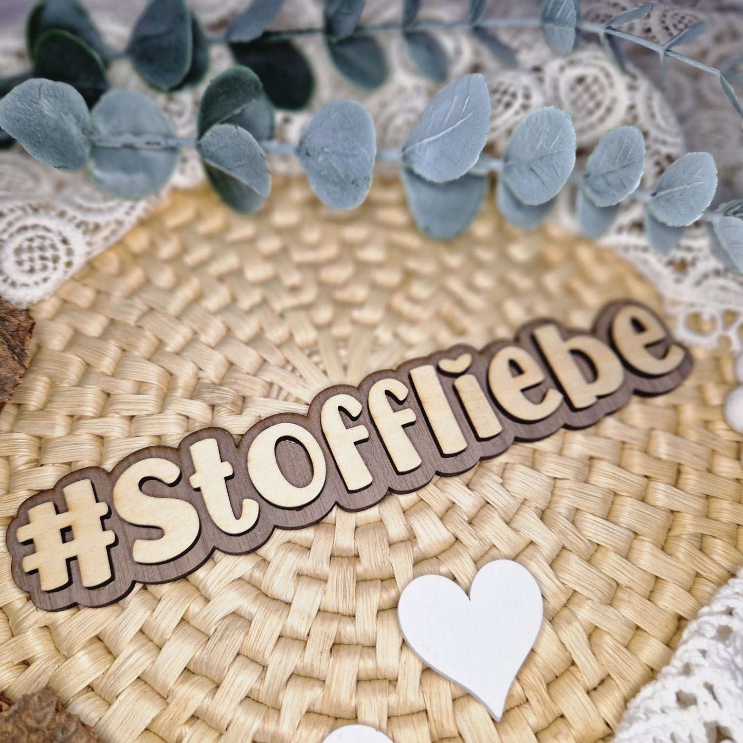 Für Stoffverliebte – #STOFFLIEBE
🧵 Der Hashtag #STOFFLIEBE verleiht deinen Bildern eine persönliche Note.
Mit 16 x 3 cm perfekt für kreative Flatlay-Präsentationen.