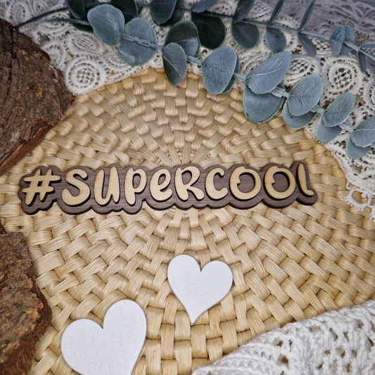 Kreativität trifft Coolness – #SUPERCOOL
🎨 Mit dem Holzschriftzug #SUPERCOOL präsentierst du deine Projekte modern und trendig.
Perfekt für Produktbilder, kreative Märkte oder als Tischdeko.