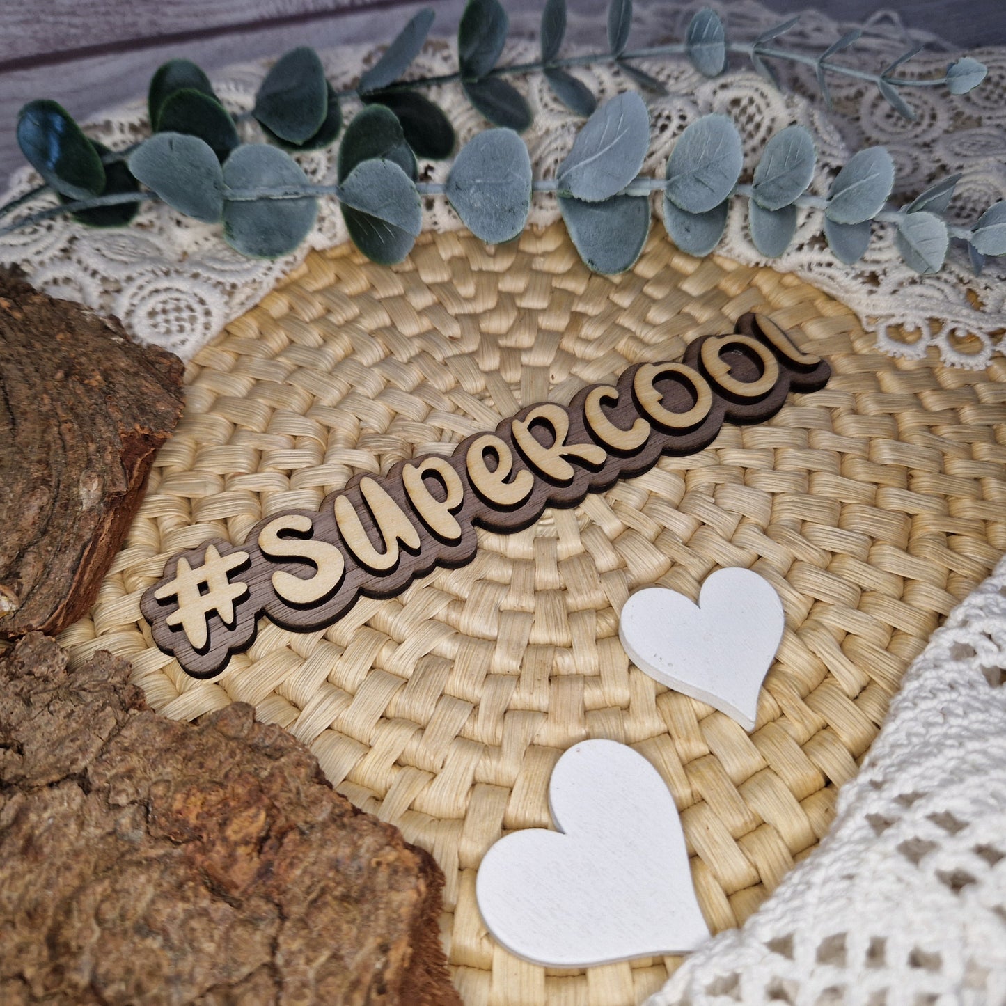 Für die besonderen Momente – #SUPERCOOL
😎 Der Hashtag #SUPERCOOL bringt Lässigkeit und Kreativität in deine Fotos.
Mit 16 x 3 cm perfekt für jede Art von Präsentation.