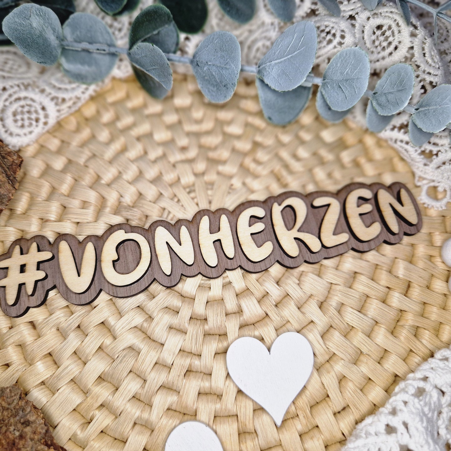 Mit Liebe gemacht – #VONHERZEN
💖 Mit dem Holzschriftzug #VONHERZEN präsentierst du Handmade-Produkte emotional und stilvoll.
Perfekt für Produktbilder, Märkte oder als Deko.