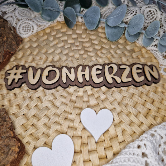 Für Herzensprojekte – #VONHERZEN
🌟 Der Holz-Hashtag #VONHERZEN unterstreicht die liebevolle Botschaft deiner Kreationen.
Mit 16 x 3 cm ideal für Flatlays, Social Media & Geschenkideen.