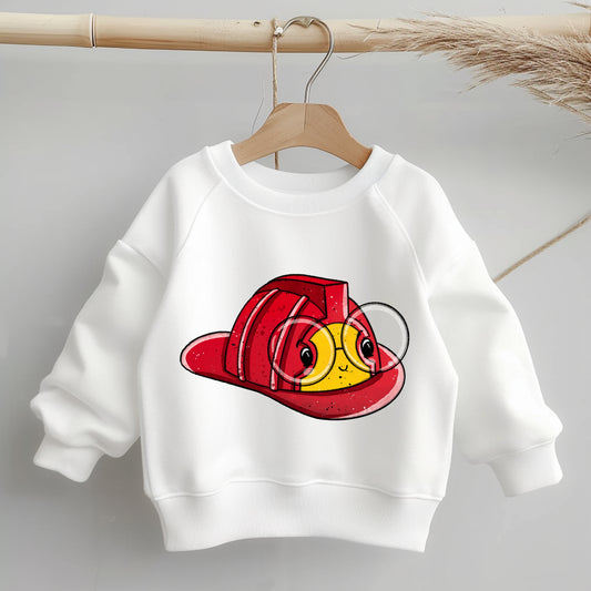„Mockup eines Kinder-Sweaters: mittig auf der Brust das Bügelbild eines roten Feuerwehrhelms mit gelber Front und Gesicht; zeigt Größe und Platzierung des Motivs auf der Kleidung.“