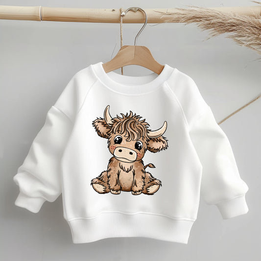 „Kinder-Sweater mit mittig platziertem Bügelbild eines braunen Highland-Kälbchens; zeigt Größe und Position des Motivs gut erkennbar auf dem Kleidungsstück.“