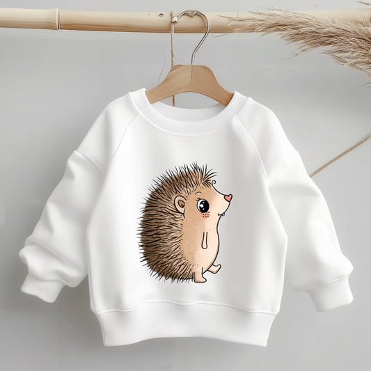 „Kinder-Sweater mit mittig platziertem Bügelbild ‚Igelchen‘; zeigt Größe und Position des fröhlichen Igels auf dem Kleidungsstück.“