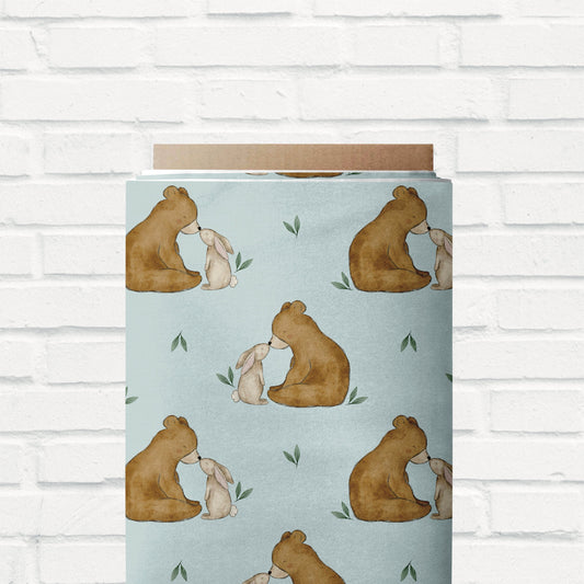 Weicher Jersey- oder French Terry Stoff mit liebevollem Bären- und Hasenmotiv, perfekt für Baby- & Kinderkleidung.