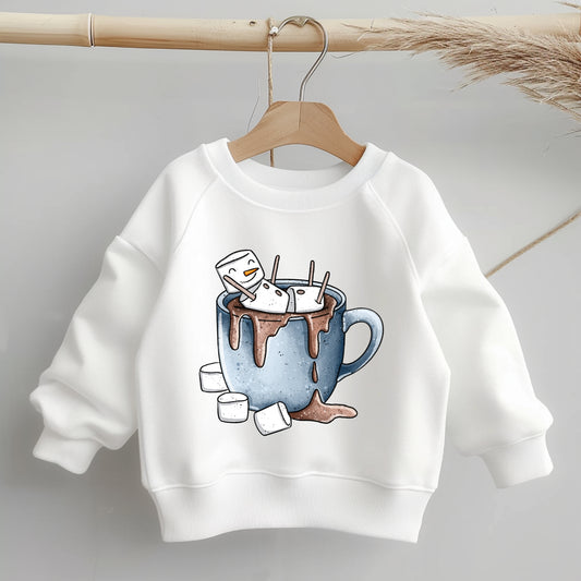 Kinder-Sweatshirt mit mittig platzierter blauer Kakaotasse; Schokolade tropft über den Rand, oben entspannt ein lächelnder Marshmallow-Schneemann – gemütliches Wintermotiv.