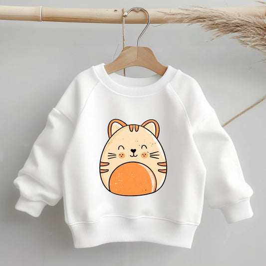 „Mockup eines Kinder-Sweaters: mittig auf der Brust das Bügelbild einer rundlichen orange-beigen Katze mit Streifen; zeigt Größe und Platzierung des Motivs auf der Kleidung.“