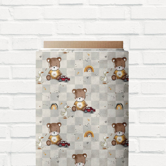Liebevoll gestalteter Stoff mit Bär und kleinem Auto auf weichem, hautfreundlichem Material – perfekt für selbstgenähte Kinderoutfits.