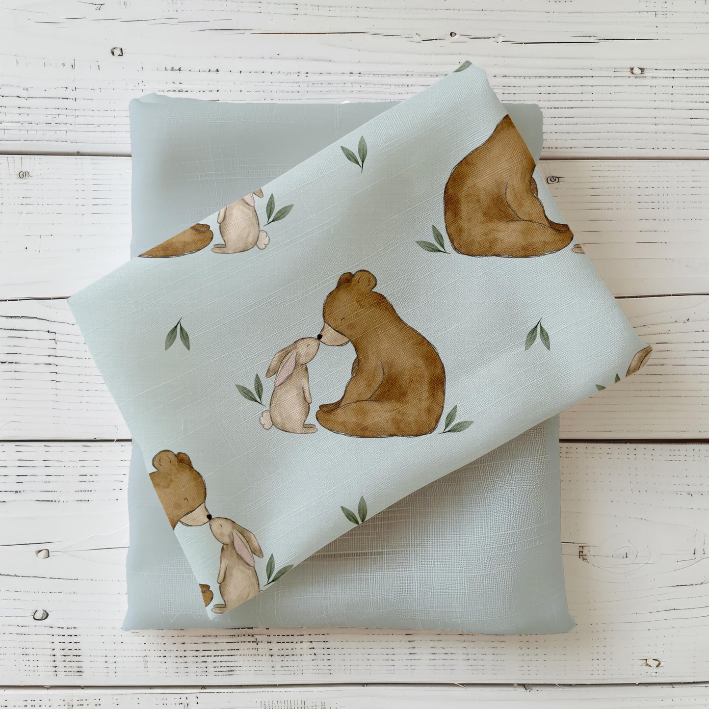 Detailaufnahme des Kinderstoffs "Sanfte Freundschaft" mit Bär und Hase auf pastellblauem Hintergrund.