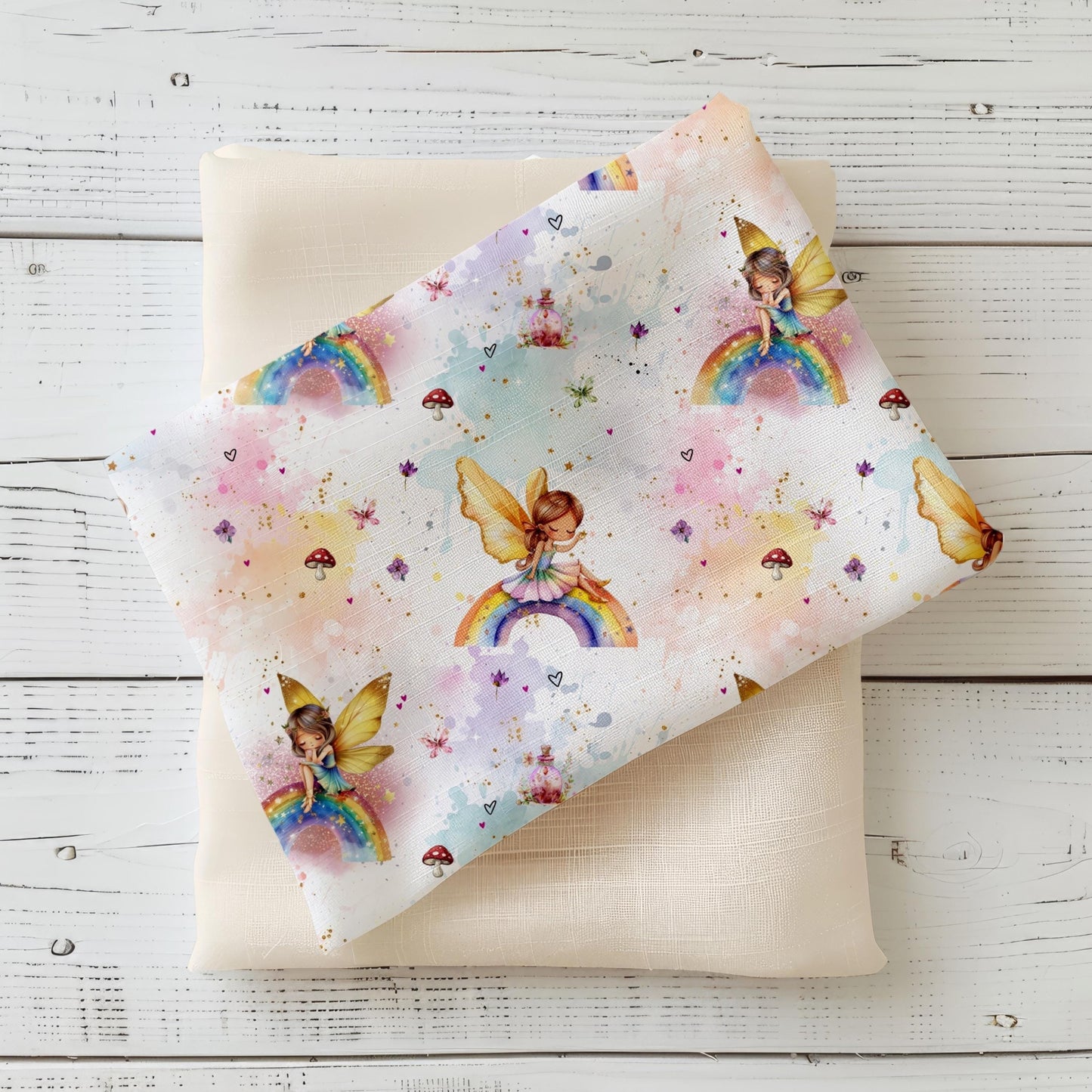 Kinderstoff "Zauberfee" in Weiß mit verträumten Feen, bunten Regenbögen, Schmetterlingen und glitzernden Details.