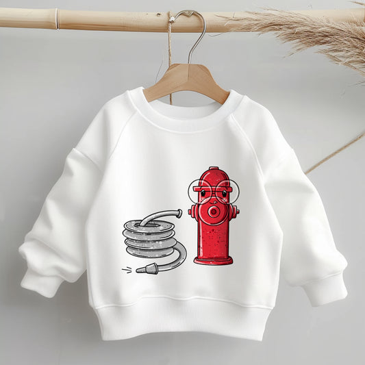 „Mockup eines Kinder-Sweaters: mittig auf der Brust das Motiv ‚Kleiner Hydrant‘ – roter Hydrant mit Gesicht neben aufgerolltem Feuerwehrschlauch; zeigt Größe und Platzierung des Bügelbilds.“