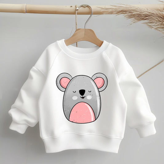 „Mockup eines Kinder-Sweaters: mittig auf der Brust das Bügelbild eines grauen Koalas mit rosa Ohren; zeigt Größe und Platzierung des Motivs auf der Kleidung.“