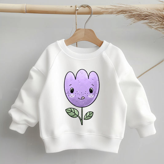 „Mockup eines Kinder-Sweaters: mittig auf der Brust das Bügelbild einer lila Tulpe mit Gesicht; zeigt Größe und Platzierung des Motivs.“