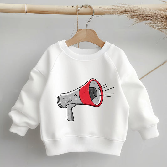 „Mockup eines Kinder-Sweaters: mittig auf der Brust das Bügelbild eines grauen Megafons mit rotem Trichter; zeigt Größe und Platzierung des Motivs auf der Kleidung.“