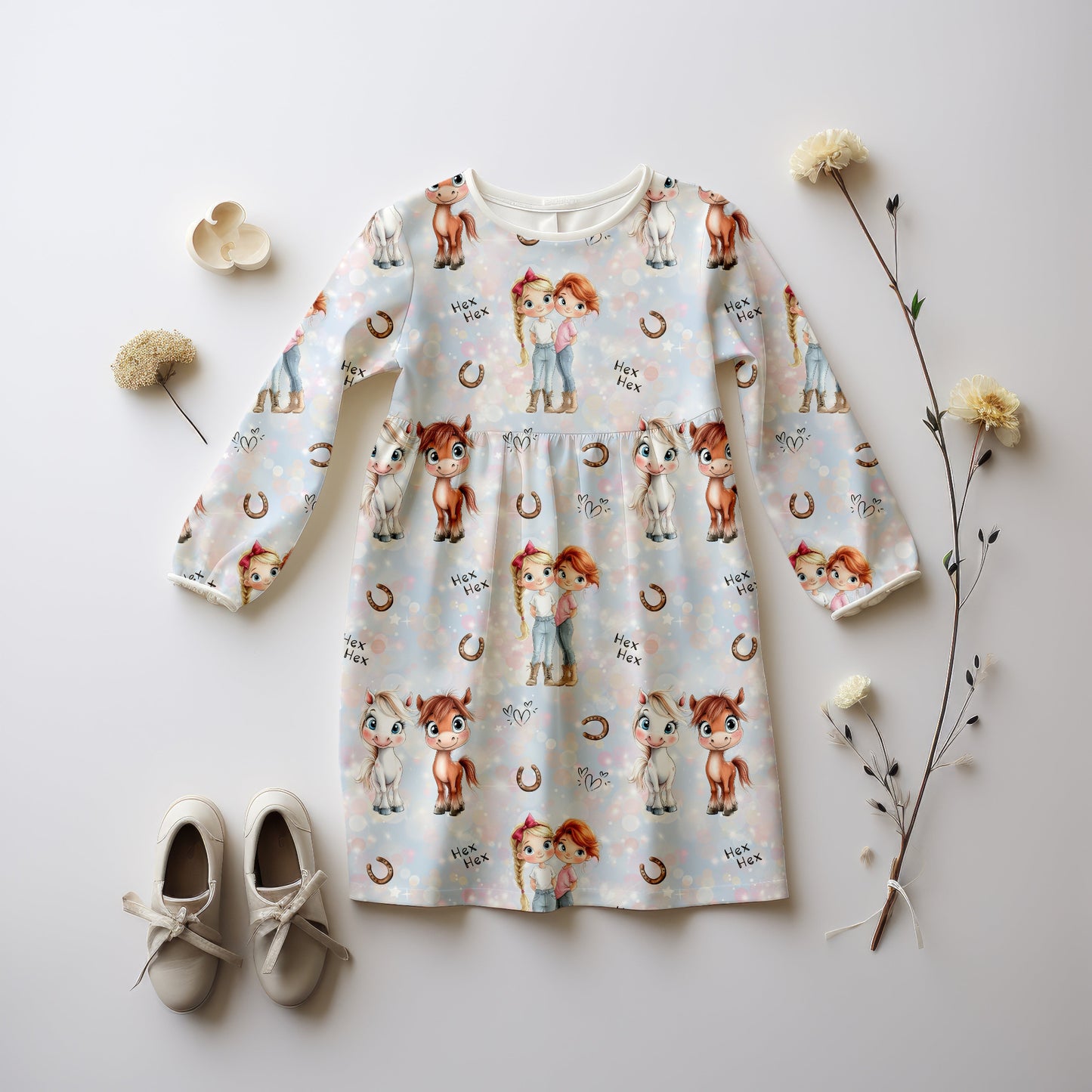 Kinderkleid aus Jersey mit „Mimi & Mina“-Motiv – Ponys, Freundinnen und Hufeisen.